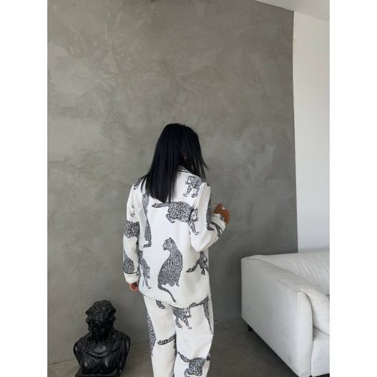 Beyaz Leopar Desenli Pamuklu Kadın Pijama Takımı Beyaz Leopar Desenli Pamuklu Kadın Pijama Takımı