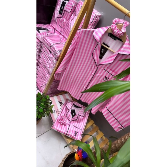 Pembe Çizgili İpek Saten Pijama Takımı Pembe Çizgili İpek Saten Pijama Takımı